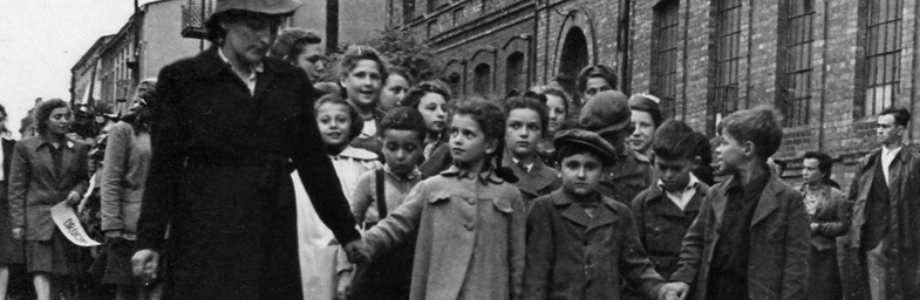 gli ebrei furono confinati nel ghetto di Varsavia, Irena capì che non poteva restare a guardare