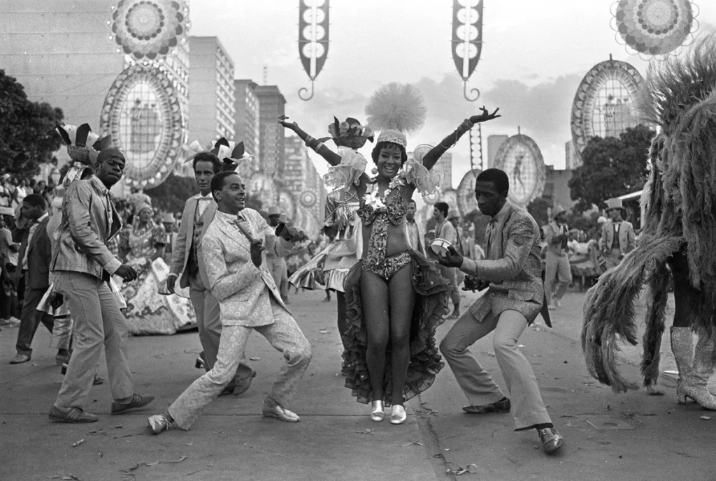 L'Anima del Brasile: Esplorando il Mondo Emozionante delle Scuole di Samba