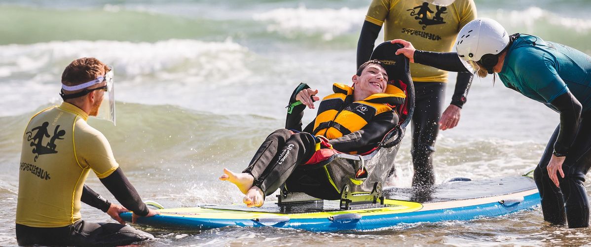 Un Padre Costruisce una Tavola da Surf per il Figlio Disabile